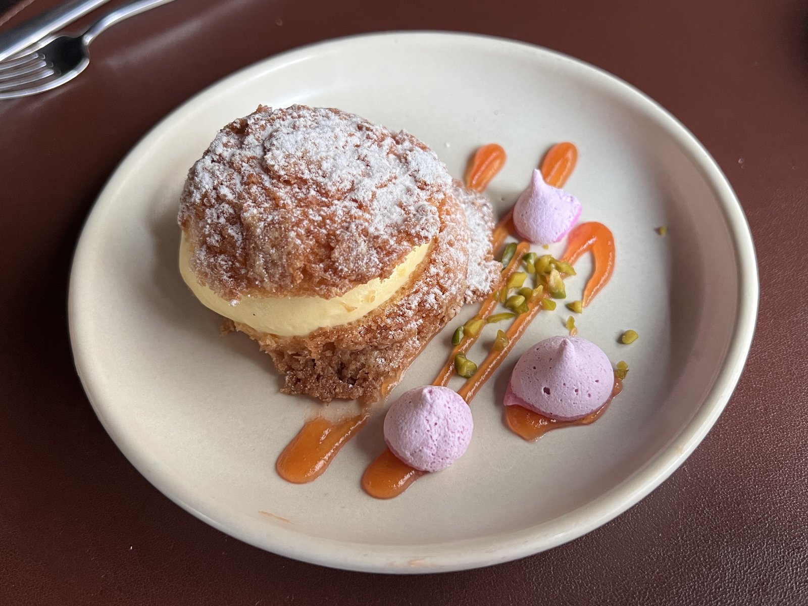  an restaurant gefüllter windbeutel