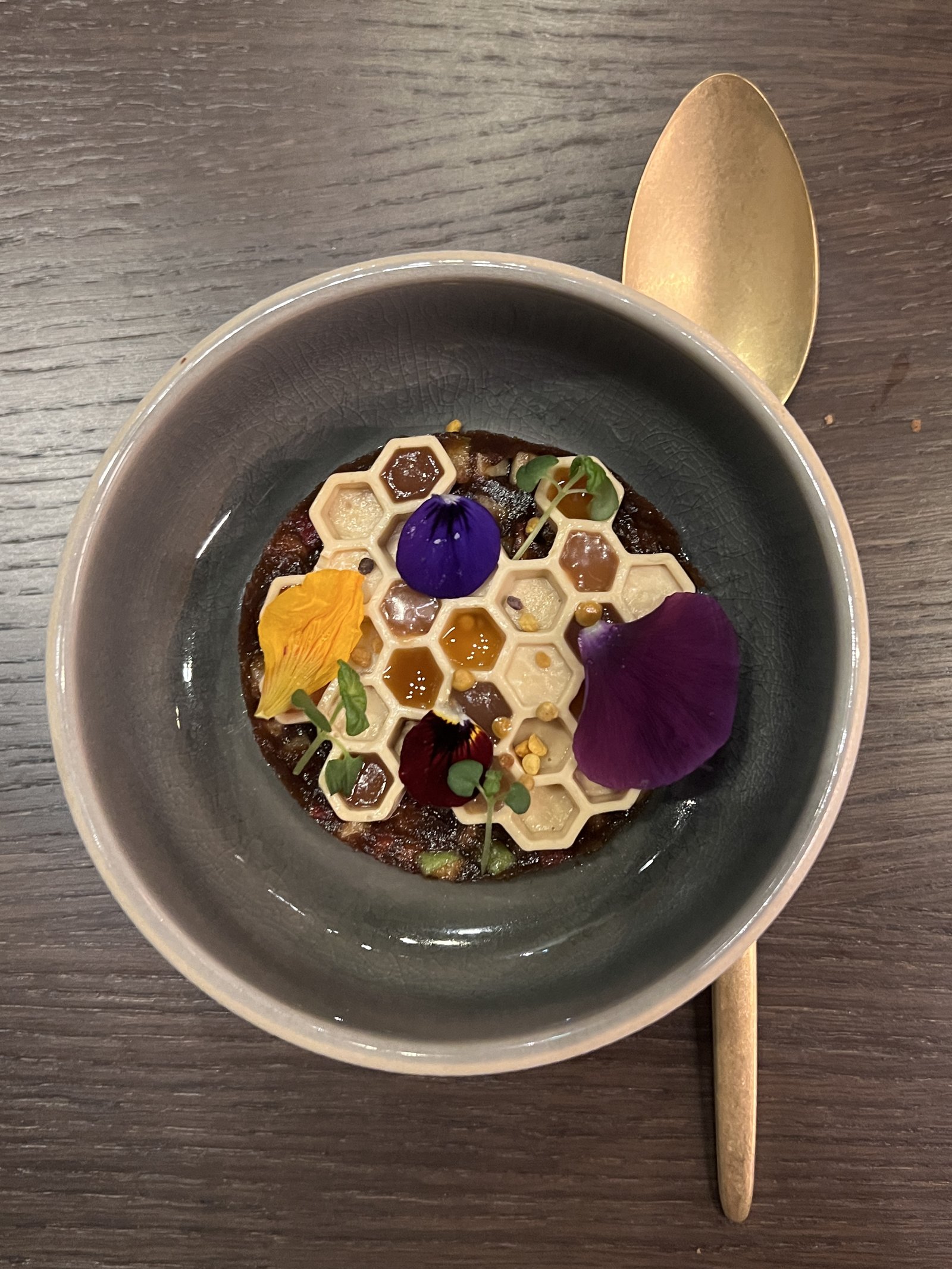 atelier five schwarzer apfel blüten pollen